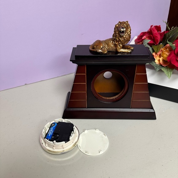 Vintage Wooden and cast bronze Table Top clock with Lion Figure - Picture 3 of 14